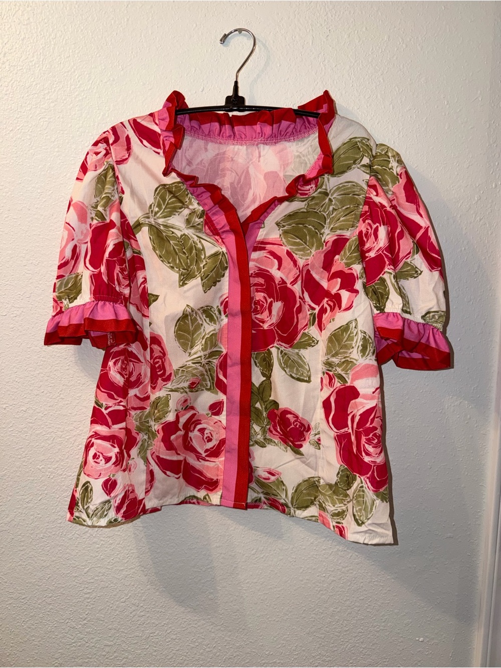 Floral Print Short Puff Sleeve Ruffle Detail V-Neck Top. - Picture 3 of 6